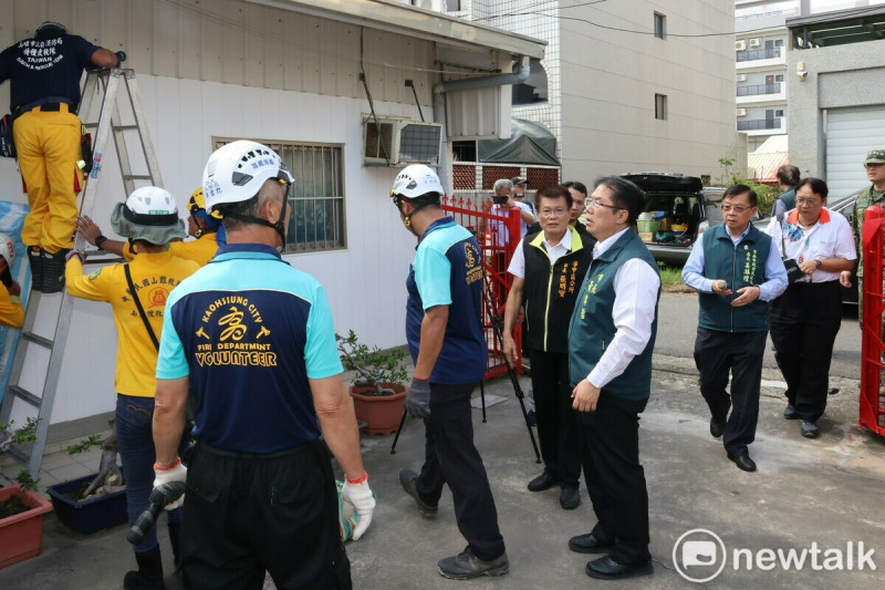 台南市長黃偉哲前往北門、學甲及七股區，視察丹娜絲颱風災區重建情形，慰勞來自高雄義消隊員，協助學甲區災民鋪設帆布。   圖：台南市政府提供