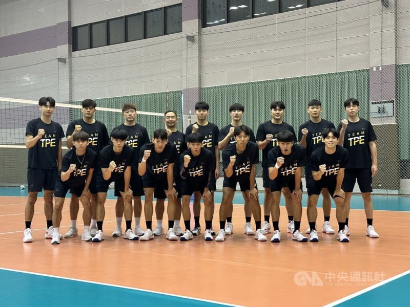 德國萊茵魯爾世大運全面展開，台灣男排（圖）17日預賽首戰面對澳洲，差一點就能上演逆轉戲碼，最終仍無奈吞下第一敗。圖為台灣男排全隊合影。中央社記者黎建忠攝  114年7月17日   