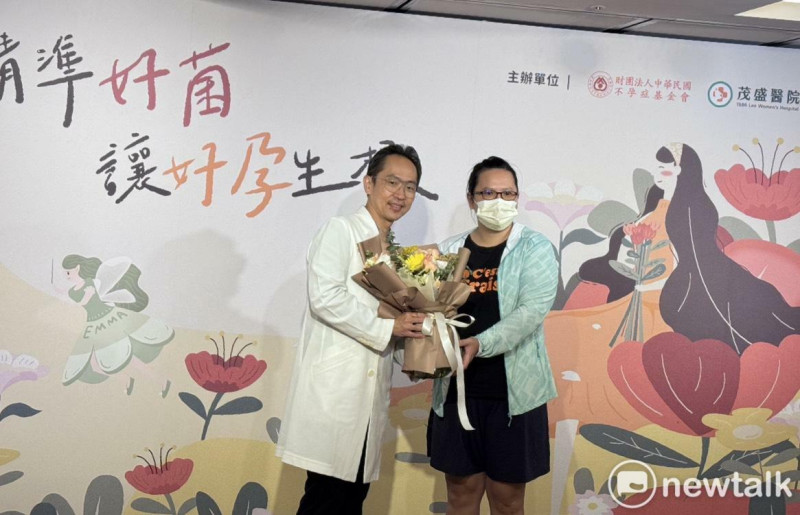歷經8年不孕的蔡小姐（右）在醫師李俊逸（左）的診治下順利懷孕，攜手見證科技與希望交織出的生命奇蹟。   林怡伶／攝