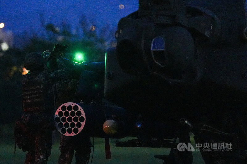 AH-64E阿帕契攻擊直升機17日晚間實施夜間熱加油及掛彈訓練，圖為操演官兵替阿帕契掛載武器彈藥。中央社記者游凱翔攝　 114年7月17日   圖：中央社提供