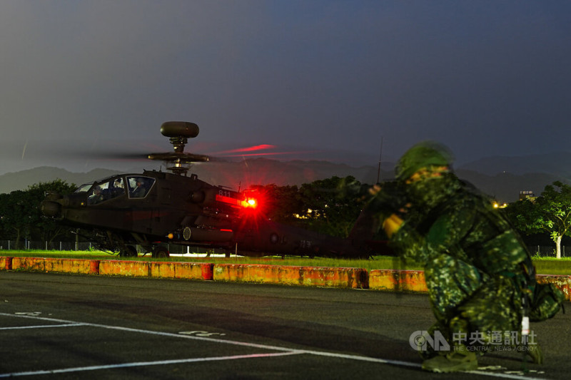 AH-64E阿帕契攻擊直升機17日晚間實施夜間熱加油及掛彈訓練，圖為阿帕契準備離場。中央社記者游凱翔攝　114年7月17日   圖：中央社提供