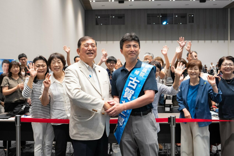 石破茂（左）在接下來的參議院改選恐怕將面對極大的挑戰   圖：翻攝自石破茂的Ｘ