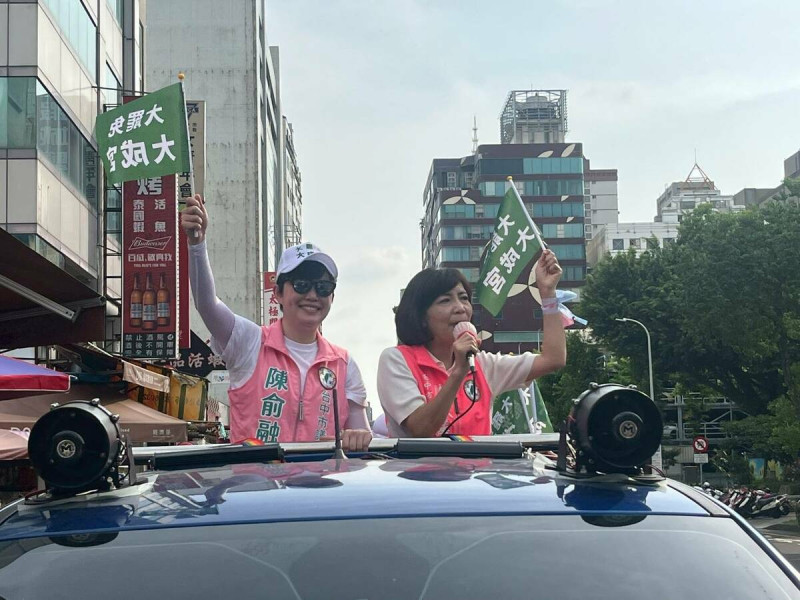 台中市議員陳俞融與市議員陳淑華攜手合作,進行車隊掃街,沿街參拜台中市重要宮廟,祈求眾神明保佑罷免大成功,展現台中市民對民主價值的堅持與信念。 圖:陳俞融/提供