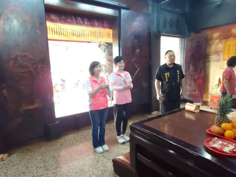 台中市議員陳俞融與市議員陳淑華參拜台中市重要宮廟,祈求眾神明保佑罷免大成功。 圖:陳俞融/提供