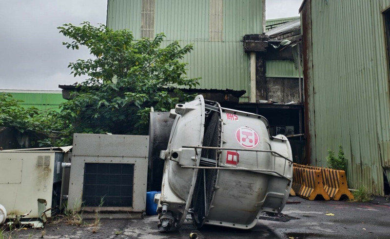 去年山陀兒」颱風過後，高雄亞洲新灣區擴建路以南及新生路以西工廠地區，數家廠商廠房與機具設備損壞嚴重。   圖：孫家銘翻攝