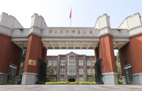 北檢進入校園調查女足隊「抽血換學分」事件，台師大回應，將全力配合偵辦，絕不隱匿或刪除，並持續配合後續調查作業。   圖 : 翻攝自台師大官網