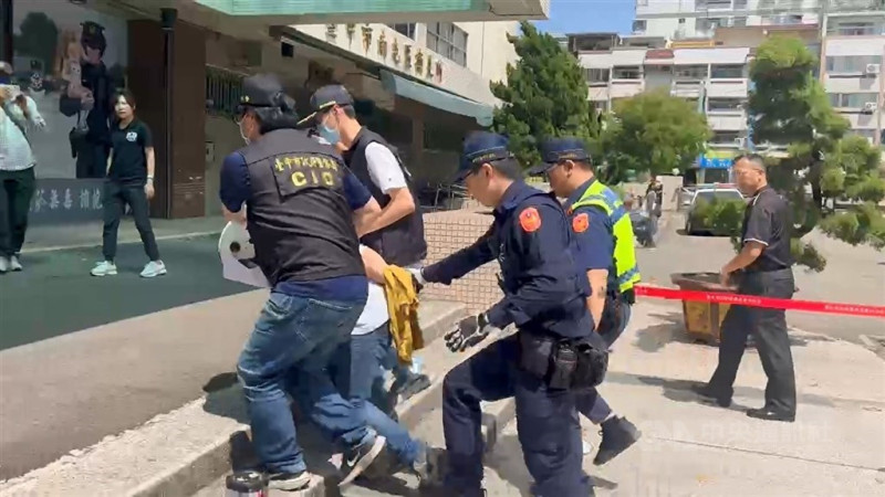 孟姓男子在台中市南屯區持手機自拍棒傷人，又在工地持鋸子砍傷工人，台灣台中地方檢察署依重傷害未遂罪嫌起訴；台灣台中地方法院17日一審判2年10月徒刑，仍可上訴。(中央社檔案照片)   