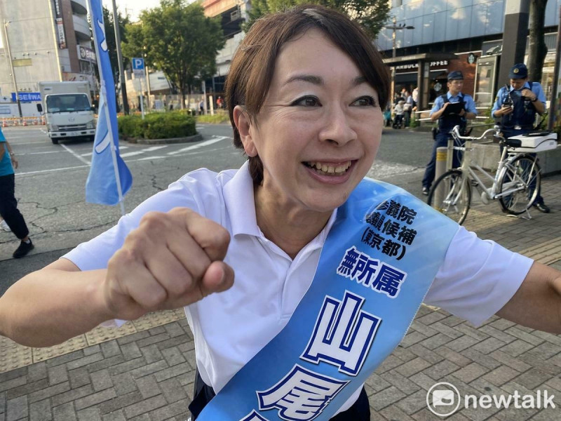 自民黨顯然將慘敗,拼命拉攏有人氣無黨派的前立憲民主黨國會議員山尾志櫻里,希望她若當選後能加入自民。 圖:劉黎兒攝 自民黨顯然將慘敗,拼命拉攏有人氣無黨派的前立憲民主黨國會議員山尾志櫻里,希望她若當選後能加入自民。 圖:劉黎兒攝