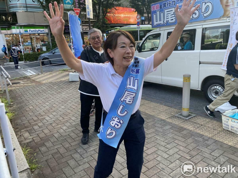 自民黨顯然將慘敗,拼命拉攏有人氣無黨派的前立憲民主黨國會議員山尾志櫻里,希望她若當選後能加入自民。 圖:劉黎兒攝 自民黨顯然將慘敗,拼命拉攏有人氣無黨派的前立憲民主黨國會議員山尾志櫻里,希望她若當選後能加入自民。 圖:劉黎兒攝