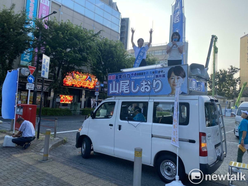 自民黨顯然將慘敗,拼命拉攏有人氣無黨派的前立憲民主黨國會議員山尾志櫻里,希望她若當選後能加入自民。 圖:劉黎兒攝 自民黨顯然將慘敗,拼命拉攏有人氣無黨派的前立憲民主黨國會議員山尾志櫻里,希望她若當選後能加入自民。 圖:劉黎兒攝