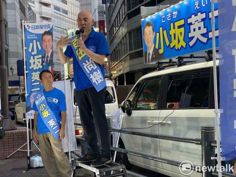 保守黨黨魁百田尚樹在東京街頭站台強調日本人本位,吸引許多從未關心政治的年輕人。 圖:劉黎兒攝 保守黨黨魁百田尚樹在東京街頭站台強調日本人本位,吸引許多從未關心政治的年輕人。 圖:劉黎兒攝