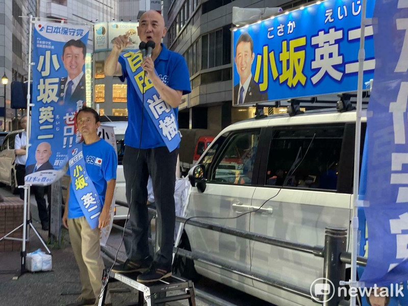 著名作家百田尚樹17日在東京池袋站台,強調外國人不守規矩等。 圖:劉黎兒攝 著名作家百田尚樹17日在東京池袋站台,強調外國人不守規矩等。 圖:劉黎兒攝