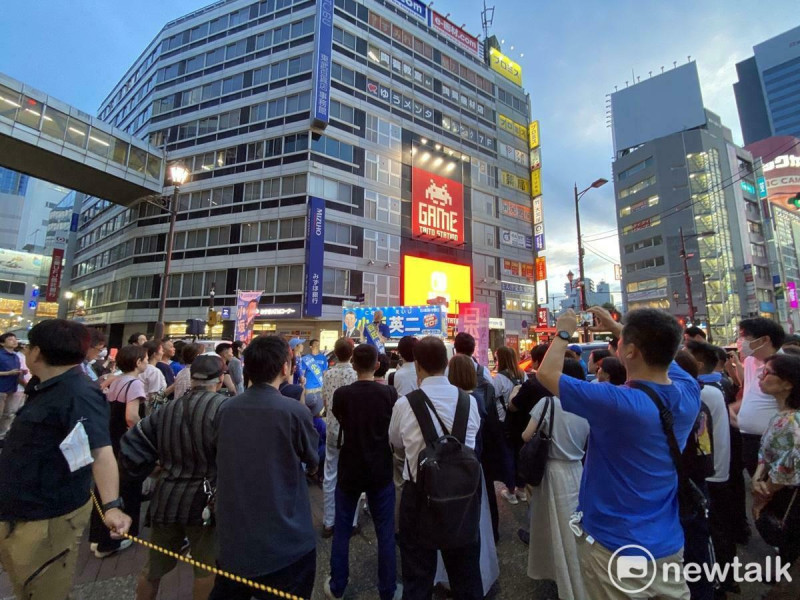 保守黨黨魁百田尚樹在東京街頭站台強調日本人本位,吸引許多從未關心政治的年輕人。 圖:劉黎兒攝 保守黨黨魁百田尚樹在東京街頭站台強調日本人本位,吸引許多從未關心政治的年輕人。 圖:劉黎兒攝