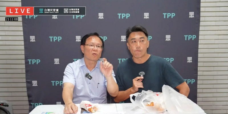 張啓楷、林沛祥在民眾黨的直播節目「民眾之聲」大肆討論民調。   圖：翻攝自民眾之聲YT