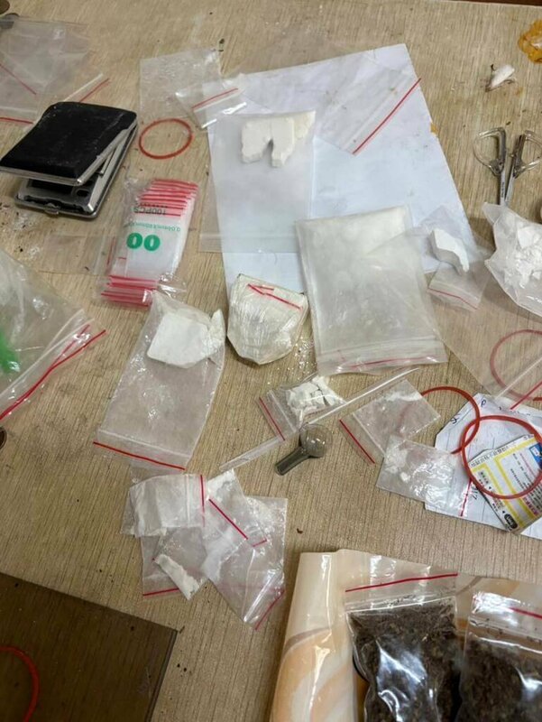 原為城中城大火受災戶的高雄邱姓男子，轉至鼓山區經營二手冷氣維修後，為增加收入從吸毒變販毒，甚至連學徒也跟著染毒。警方查獲海洛因、大麻等毒品，雄檢聲押邱男獲准。（高市刑大提供）中央社記者洪學廣傳真  114年7月18日   