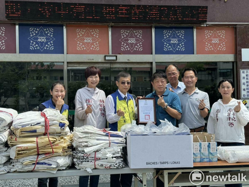 為協助台南沿海地區風災後的家園清理與重建作業，立委陳亭妃、市議員陳怡珍、周麗津偕同台南產業園區廠商協進會理事長葉寶鴻，攜手清豐企業、豐彩科技公司，共同捐贈重建所需物資，包括帆布、編織袋及PVC布，由佳里區區長林耿漢代表接受，供災區第一線使用，協助鄉親整頓受損家園。   圖：陳亭妃服務處提供