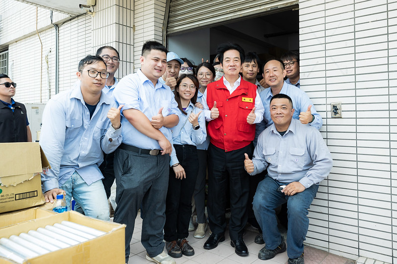  賴清德赴台南慰勉「搶修丹娜絲颱風災損復電工程台電同仁」。 圖：總統府提供 