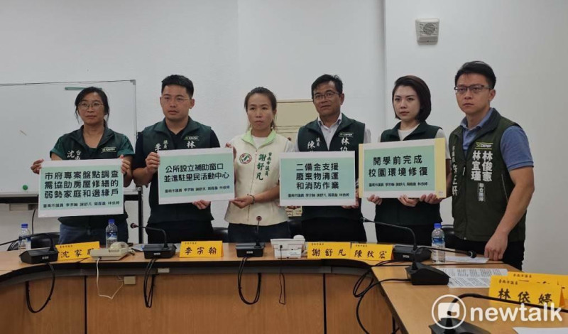 台南市議員李宗翰、沈家鳳、謝舒凡、陳秋宏、周嘉韋、林依婷、朱正軒舉行記者會，要求市府啟動第二預備金，協助受災民眾復原屋頂和申請補助，加速廢棄物清運、啟動消毒及登革熱防治，並比照嘉義縣，於暑假結束前完成校園整復。   圖：黃博郎／攝