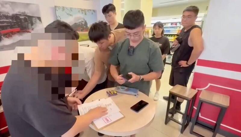 男子遭人誘騙加入色情影片群組，以「驗證財力」為由，要求匯款解鎖更多影片，男子前後共匯出68萬元，警方接獲報案後設局誘捕，成功逮捕涉案的外籍車手。   圖：民眾提供
