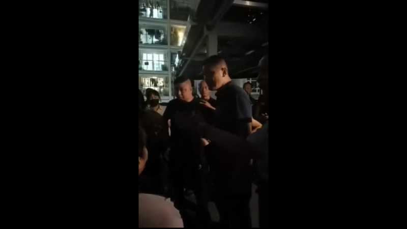 7 月 9 日，在深圳市龍崗區，來自梧桐山入港配送公司的工人集體討薪事件再添悲劇色彩。因遭遇長期拖欠工資且先前繳納高額「入職費」（每人高達3.6萬元人民幣），數百名工人多次上報無果。一名工人無奈跳樓抗議，所幸被救下。   圖:翻攝自影片