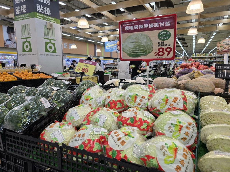 農糧署推甘藍促銷，聯手1581賣場通路每顆不超過90元，穩菜價助農民、顧民眾荷包。(圖為愛買量販)   圖：農糧署／提供