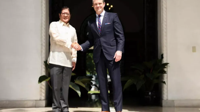 自總統小馬可仕（Ferdinand Marcos Jr.）上任以來，美國已獲准進一步使用菲國多處軍事基地，並向菲律賓部署包括「堤豐」中程飛彈系統在內的多項先進武器裝備。   圖:翻攝自騰訊網