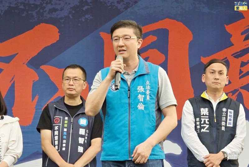 雙和罷團赴監察院檢舉張智倫（圖中），批張隱匿美國加州房產、謊報財產申報，美國會計師執照早就過期，還繼續對外宣稱持有，蓄意欺騙選民。   圖：取自張智倫臉書（資料照）