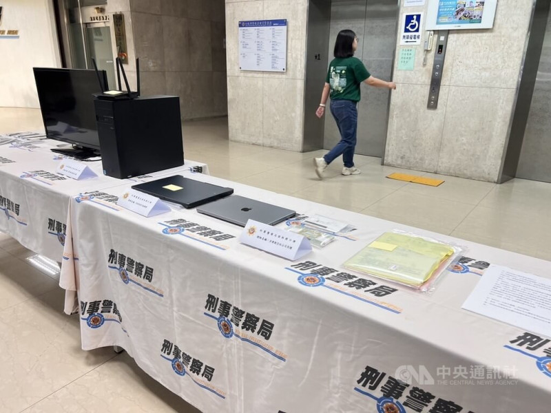 刑事局18日召開記者會，宣布破獲國內徵信社違法販售個資，共逮捕10名嫌犯，並查扣多項贓證物。中央社記者劉建邦攝　114年7月18日   