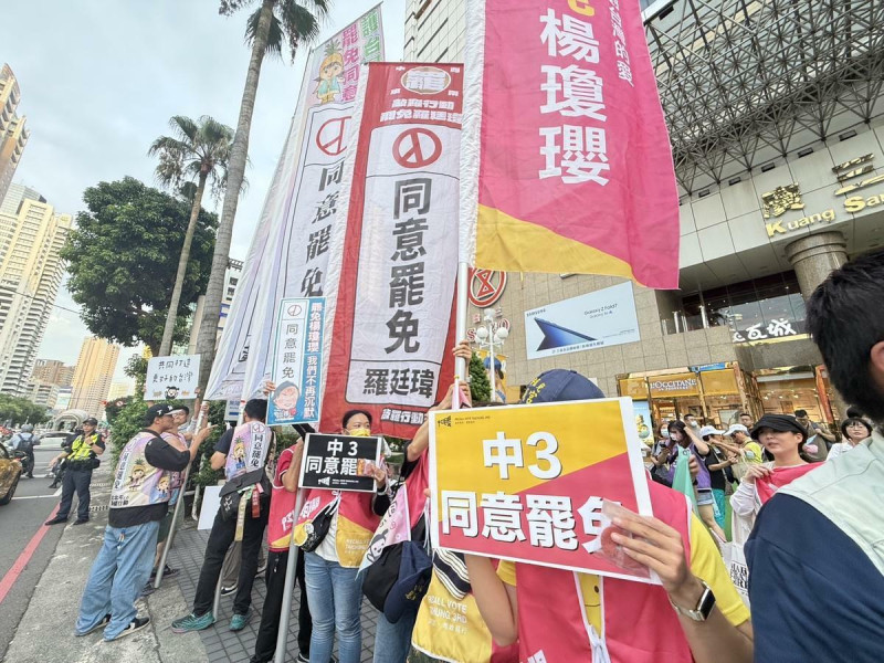 台中六罷團在台灣大道美村路口大結集。   圖：罷團提供  