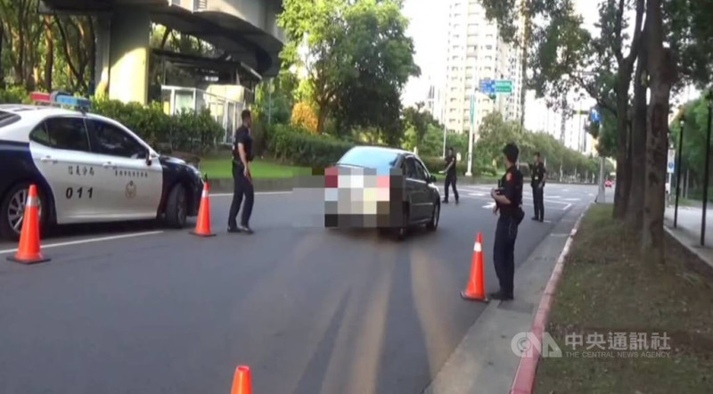 余姓男子18日清晨在台北市信義區駕駛灰色自小客車遇路檢，不僅拒檢還衝撞員警，警方對車開2槍後余男趁隙逃逸，不過最終仍遭圍捕逮獲；余男背部有擦傷，送醫無生命危險。（翻攝畫面）中央社記者劉建邦傳真  114年7月18日   
