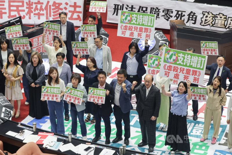 男童「剴剴」遭虐死案引發關注，立法院會18日處理刑法部分條文修正草案，廣泛討論階段，朝野均認同凌虐兒童不可取，要加重處罰，支持虐殺兒童可處死刑，但對於刑法第286條有不同見解。民進黨立委在表決時手舉標語高喊「虐童處死刑、民進黨支持」口號表達立場。中央社記者裴禛攝 114年7月18日   圖：中央社提供