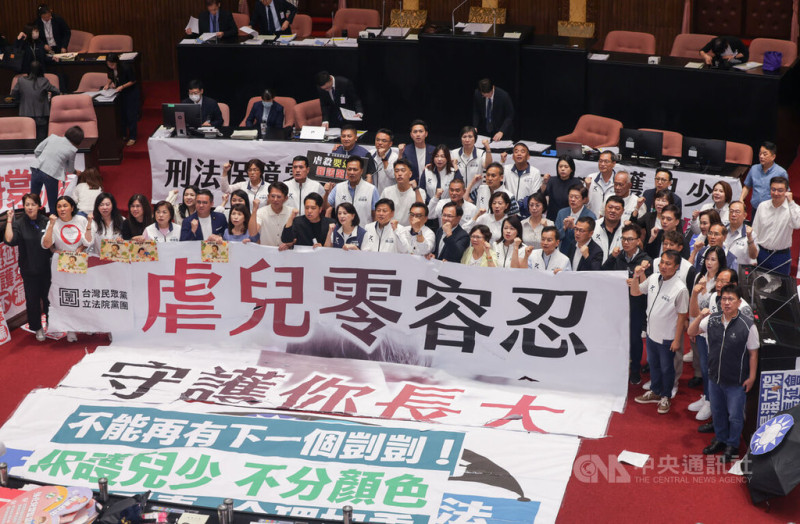 男童「剴剴」遭虐死案引關注。立法院會18日三讀修正通過刑法部分條文，加重虐童刑責，包括增訂殺害未滿7歲之人加重其刑2分之1、以凌虐方式殺害未滿7歲之人處死刑或無期徒刑等規定。圖為法案通過後，國民黨、民眾黨立委齊聚高喊「虐兒零容忍、守護你長大」口號。中央社記者裴禛攝　114年7月18日   圖：中央社提供