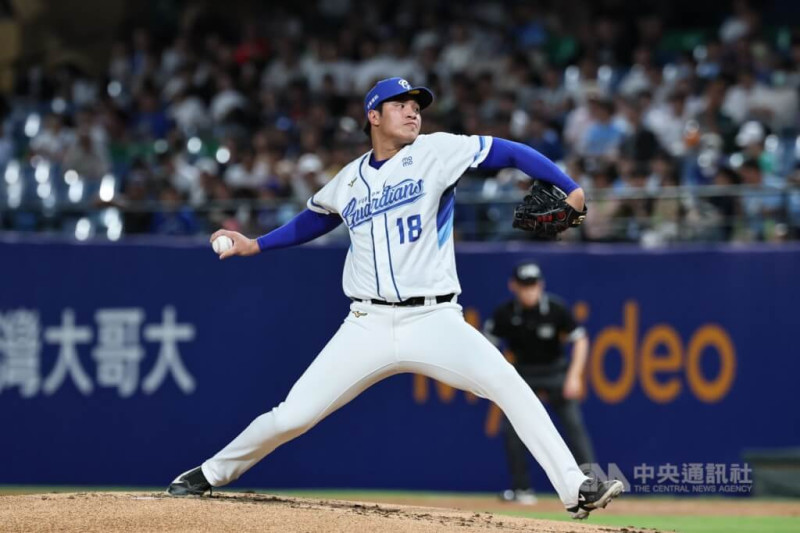 中職明星賽明星對抗賽首場由TEAM STAR擔任主隊，由黃保羅（圖）登板先發。（中央社檔案照片）   
