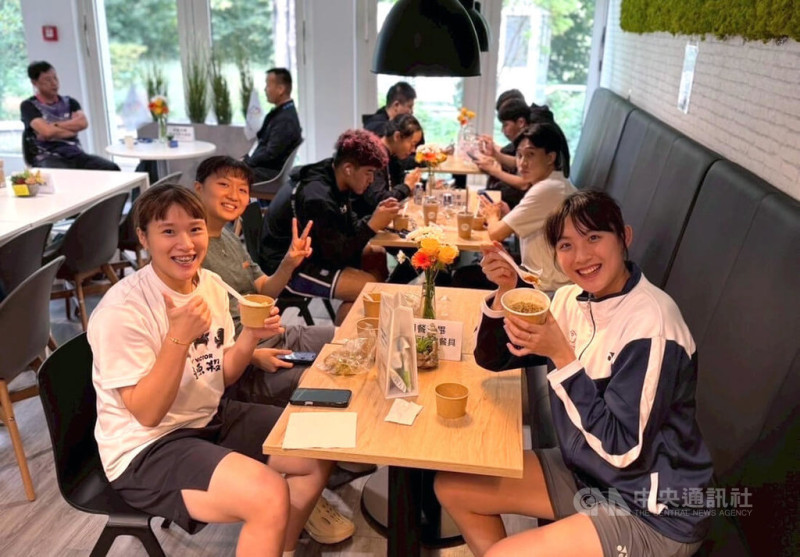 台灣選手在德國世大運萊茵魯爾中華隊中繼站用餐，享用充滿台灣味的餐點時，露出開心笑容。中央社記者林尚縈埃森攝　114年7月18日   