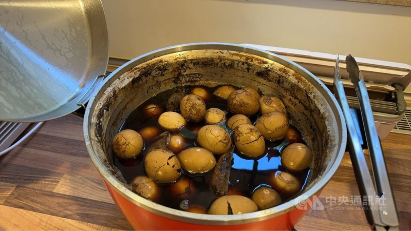 膳食廚房每日現煮台灣茶葉蛋,成為選手補充蛋白質的「標配」點心,放在休息區保溫的大同電鍋中,讓遠征德國的台灣選手可隨時在異鄉嚐到熟悉家鄉味。中央社記者林尚縈埃森攝 114年7月18日