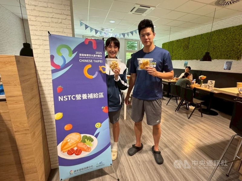 中繼站不僅供應午晚餐,也設有小點心補給區,選手可自由取用麵包、茶葉蛋、肉燥飯、巧克力牛奶與水果。中央社記者林尚縈埃森攝 114年7月18日