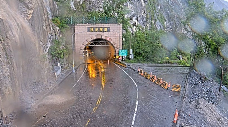 台9線162.8公里處匯德隧道南口出現泥流瀑，呼籲民眾強降雨期間，非必要請勿前往山區道路。   圖/東區養護工程分局提供