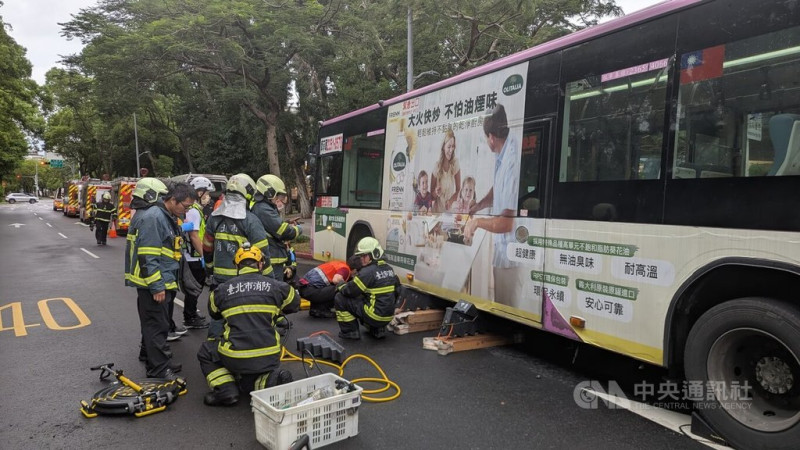 台北市愛國西路附近19日發生行人遭公車撞擊死亡事故，60歲周姓男子走在行穿線時，疑遭轉彎公車撞擊，周男受困前輪，送醫搶救不治。（翻攝畫面）中央社記者劉建邦傳真  114年7月19日   