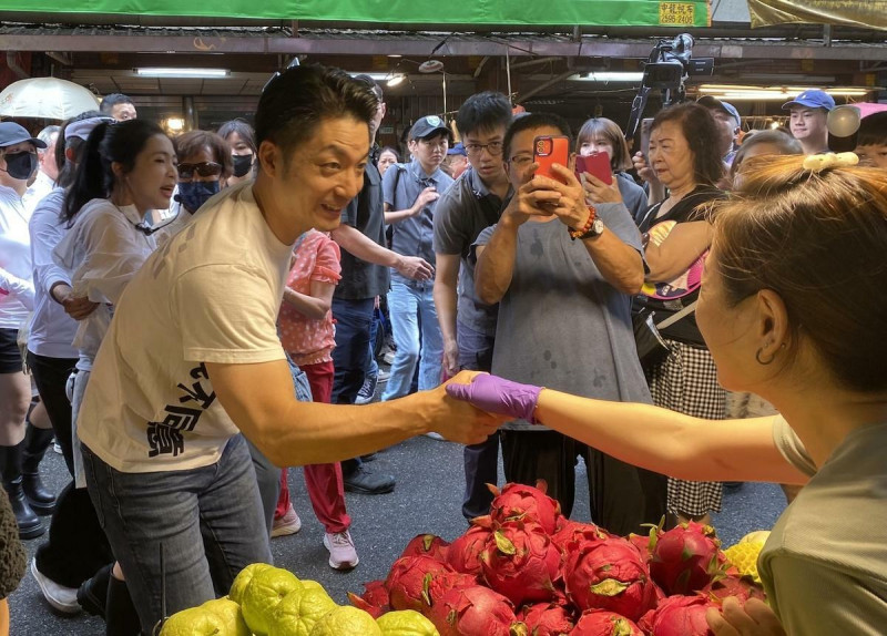 台北市長蔣萬安19日陪同國民黨立委徐巧芯到台北市吳興市場掃街。   圖：林朝億/攝
