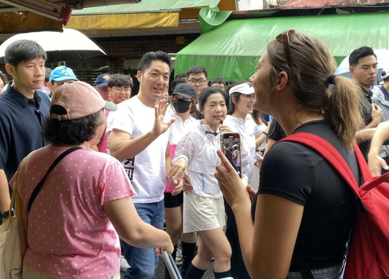 台北市長蔣萬安19日陪同國民黨立委徐巧芯到台北市吳興市場掃街。   圖：林朝億/攝