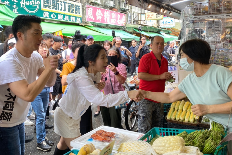 台北市長蔣萬安19日陪同國民黨立委徐巧芯到台北市吳興市場掃街。   圖：林朝億/攝