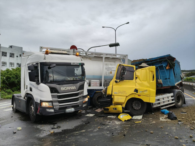 新竹縣竹北市西濱路二段19日上午發生化學槽車與砂石車碰撞車禍，導致氫氟酸外洩。（新竹縣政府消防局提供）中央社記者魯鋼駿傳真　114年7月19日   