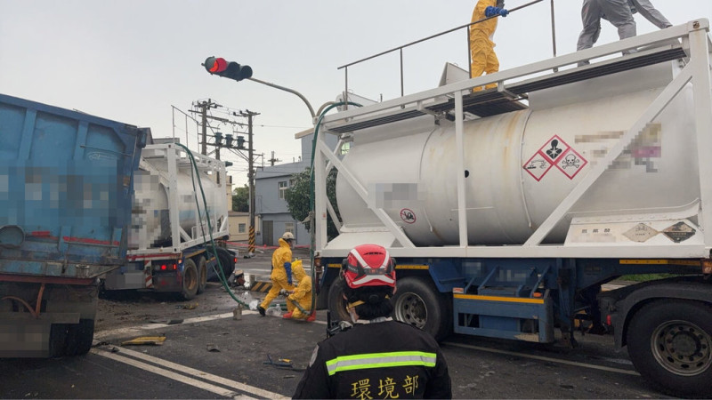 新竹縣竹北市西濱路二段19日上午發生化學槽車與砂石車碰撞車禍,槽車氫氟酸外洩,警消到場佈設水線。(新竹縣政府消防局提供)中央社記者魯鋼駿傳真 114年7月19日