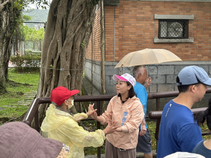 國民黨立委李彥秀今（19）日到南港公園進行反罷免掃街宣講。   圖：擷取自李彥秀的臉書（Facebook）