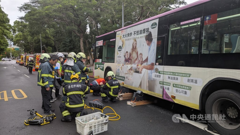 台北市愛國西路附近19日發生行人遭公車撞擊死亡事故，60歲周姓男子走在行穿線時，疑遭轉彎公車撞擊，周男受困前輪，送醫搶救不治。（翻攝畫面）中央社記者劉建邦傳真  114年7月19日   