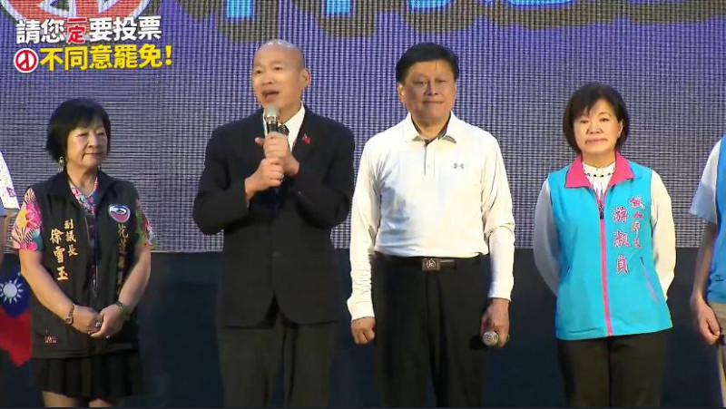 立法院長韓國瑜今（19）日冒雨前往花蓮，出席「反惡罷護民主，花蓮站出來」宣講活動，公開力挺國民黨籍立委傅崐萁。   圖：翻攝自 傅崐萁FB直播影片