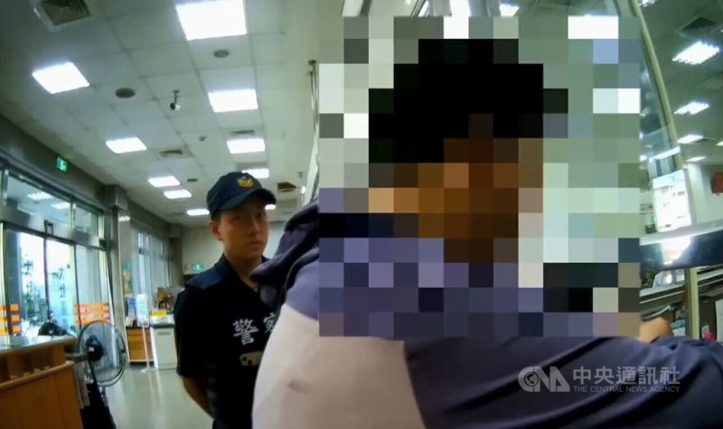 台中60歲趙姓婦人（前）16日接到詐團電話誆稱被盜辦證件，帳戶將監管，她到農會欲提領新台幣10餘萬元要交給對方，向行員說是「繳保費」，行員察覺有異立即報案，警方到場阻詐。（翻攝照片）中央社記者蘇木春傳真  114年7月19日   