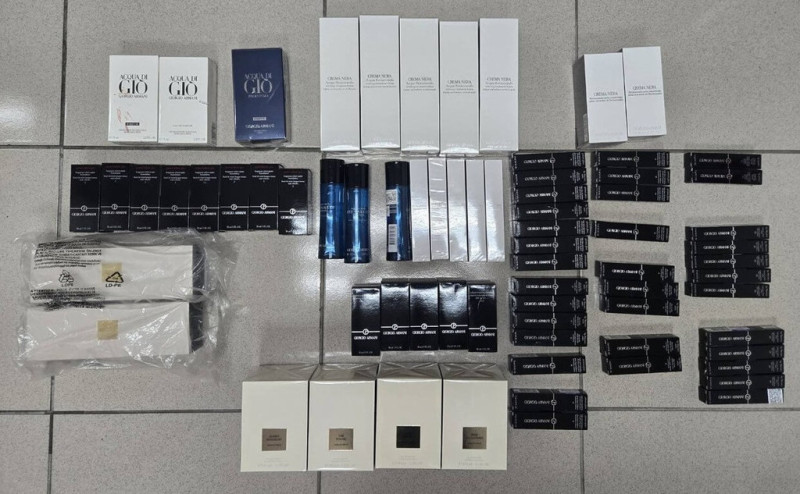 台北市警方19日表示，曾任職東區百貨公司櫃姐的林姓女子離職後未繳回識別證，趁隙進百貨內行竊成功，6月間故技重施，前往其他櫃位行竊，當場遭保全發現，員警從林女背包搜出約新台幣24萬元的化妝品等物，訊後依竊盜罪嫌送辦。（警方提供）中央社記者劉建邦傳真  114年7月19日   