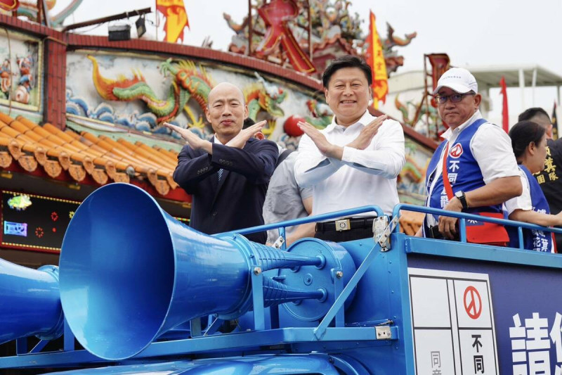 立法院長韓國瑜(左)19日幫國民黨立院黨團總召傅崐萁車掃   圖：傅崐萁辦公室提供