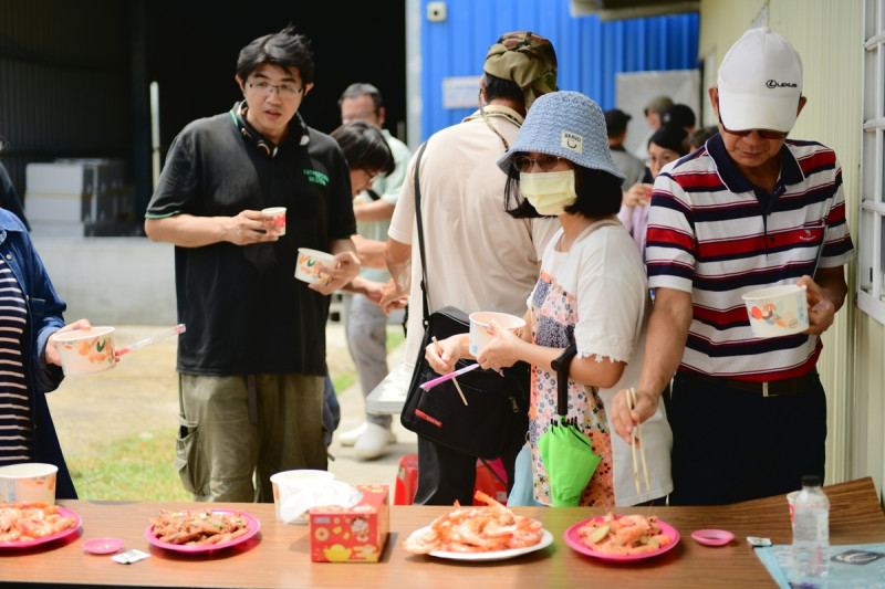 億興企業現場活撈白蝦烹煮多種口味，讓參訪人員品嚐享用。   圖：孫家銘翻攝